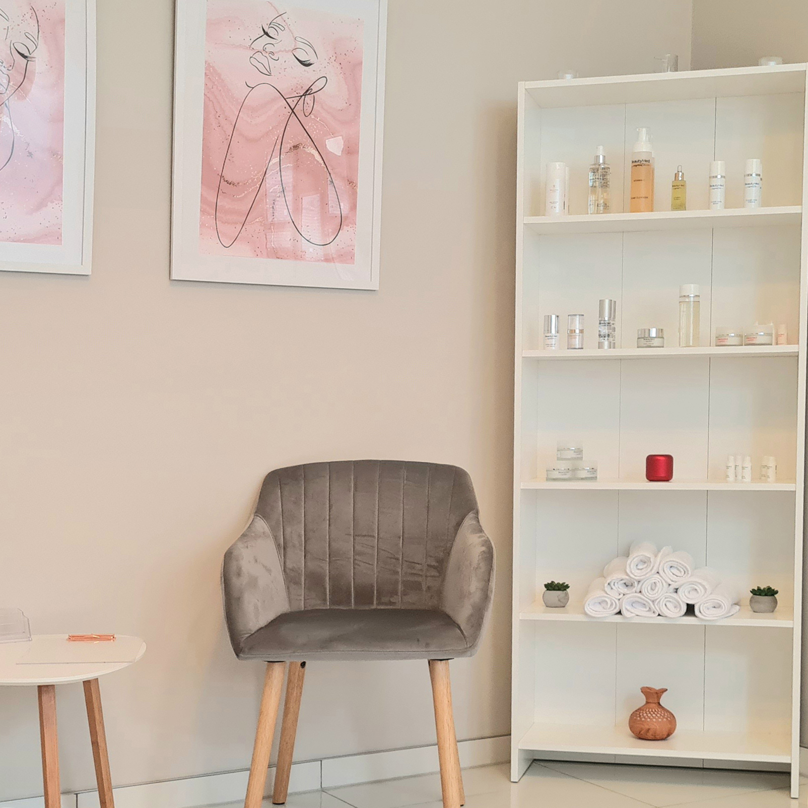 Innenaufnahme von Zauberhaft Kosmetik – stilvolle Wohlfühlatmosphäre im Behandlungsbereich