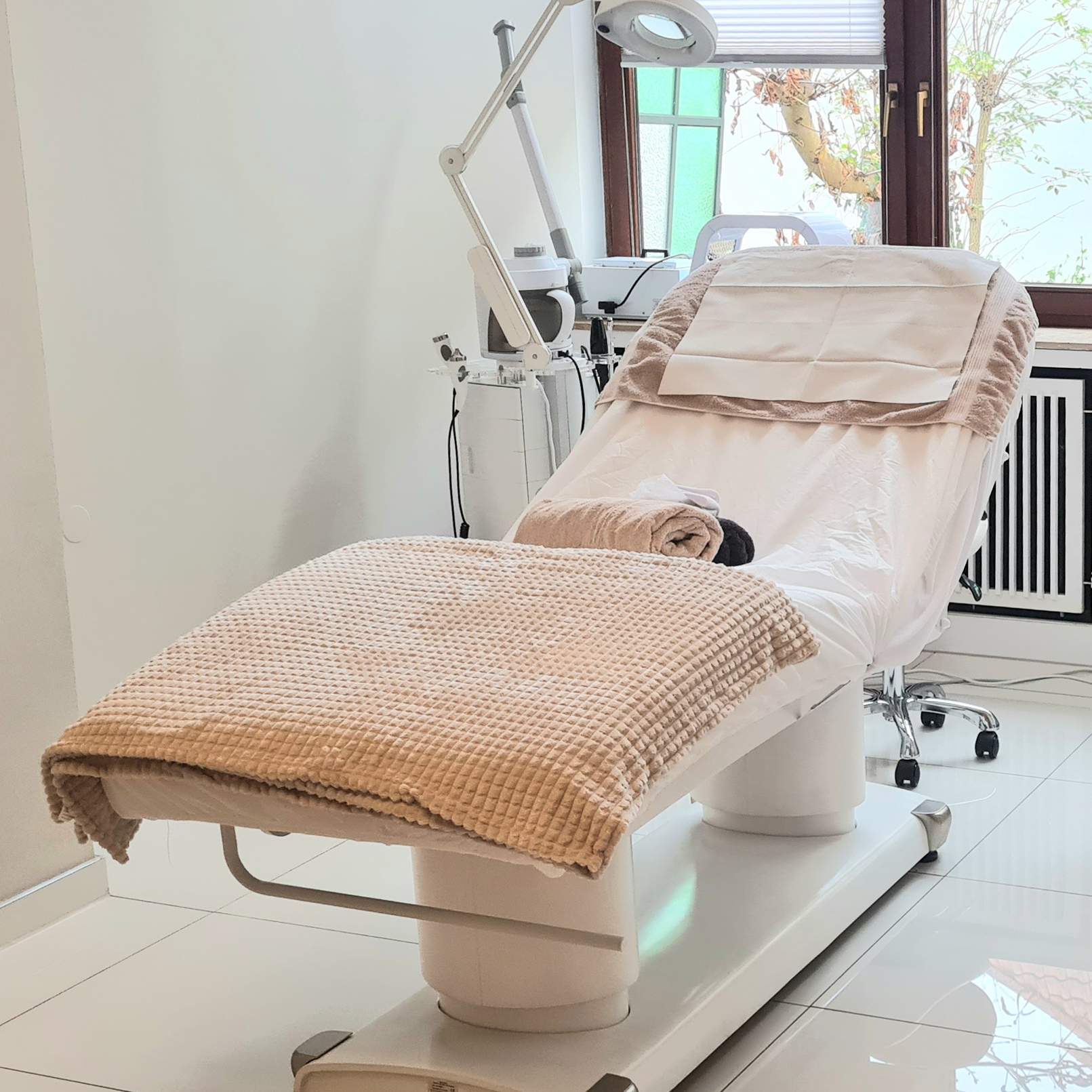 Exklusive Wellnessliege im Kosmetiksalon Zauberhaft für maximale Entspannung