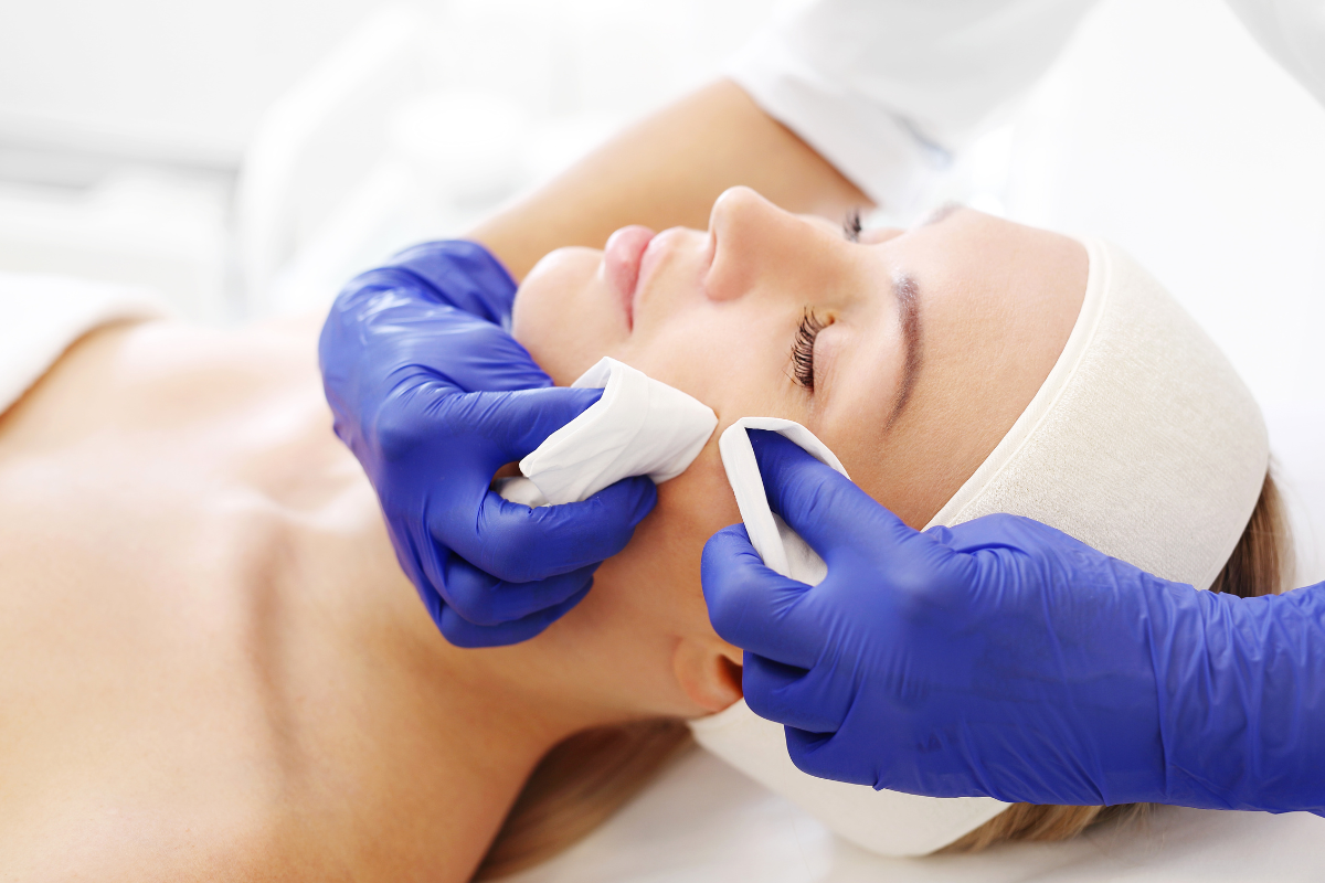 Klassische Gesichtsbehandlung bei Zauberhaft Kosmetik für ein gepflegtes Hautbild