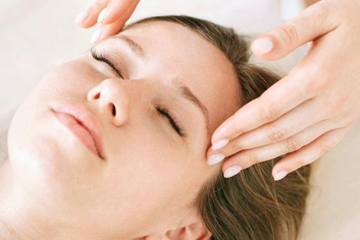 Klassische Gesichtsmassage bei Zauberhaft Kosmetik zur Entspannung und Hautpflege